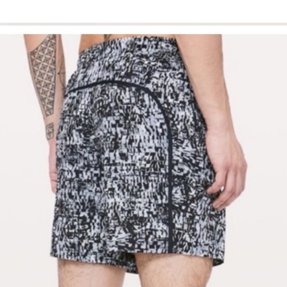 Lululemon PACE BREAKER SHORT 7" LINERLESS IN MINI VENTURE BLACK MULTI Size Small - Picture 2 of 6